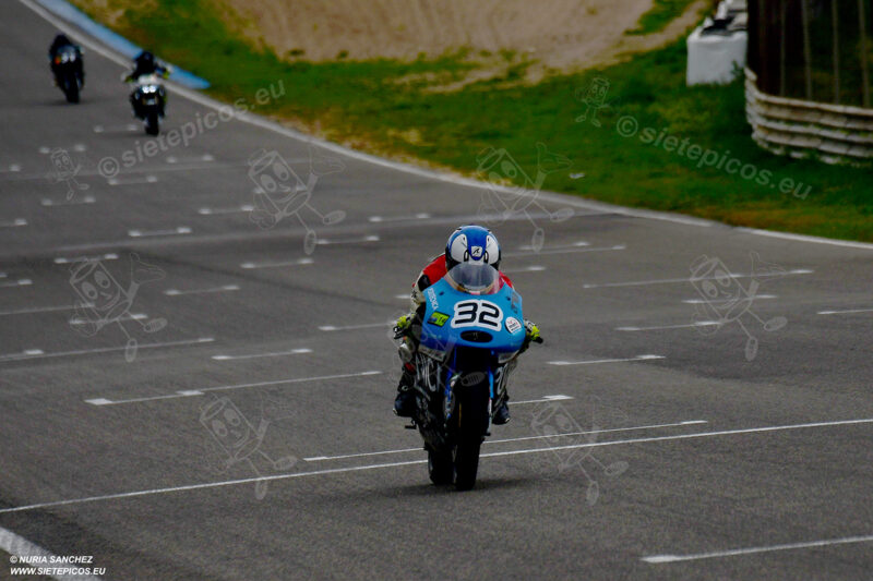 Piloto Marcos Cardenas UPM en recta de meta seguido de lejos por dos pilotos. Circuito del Jarama Race. Madrid. 27 de marzo.