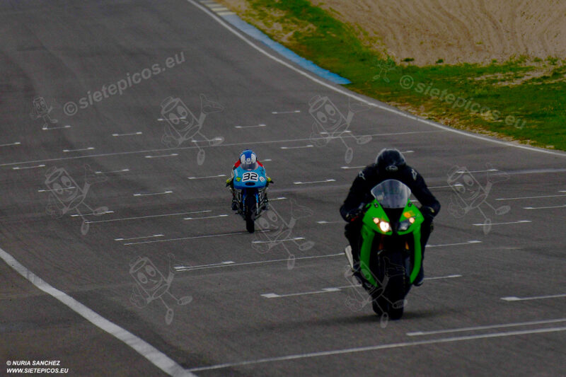 Piloto Marcos Cardenas UPM en recta de meta siguiendo a un piloto. Circuito del Jarama Race. Madrid. 27 de marzo.