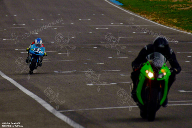 Piloto Marcos Cardenas UPM en recta de meta siguiendo a un piloto. Circuito del Jarama Race. Madrid. 27 de marzo.
