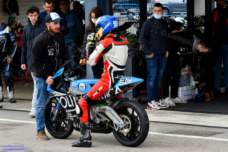 Piloto Marcos Cardenas en pit lane comentando con tecnico de la UPM. Circuito del Jarama Race. Madrid. 27 de marzo.