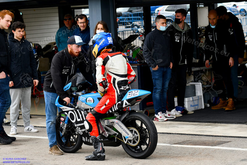 Piloto Marcos Cardenas en pit lane comentando con tecnico de la UPM. Circuito del Jarama Race. Madrid. 27 de marzo.