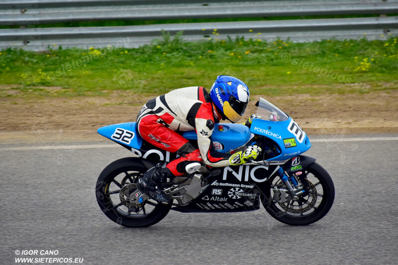 Piloto Marcos Cardenas UPM despues de la curva Farina. Circuito del Jarama Race. Madrid. 27 de marzo.