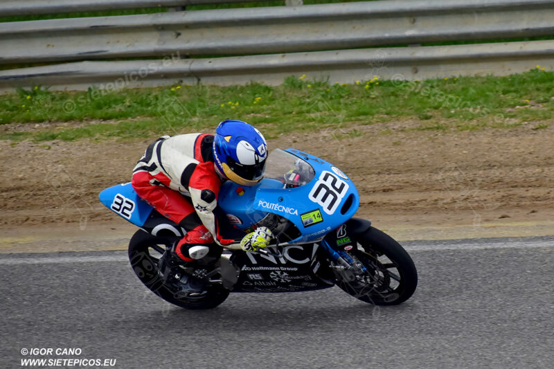 Piloto Marcos Cardenas UPM despues de la curva Farina. Circuito del Jarama Race. Madrid. 27 de marzo.