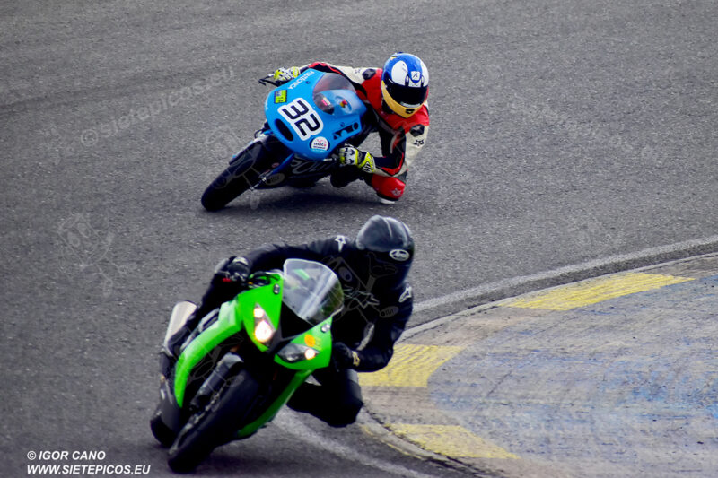 Piloto Marcos Cardenas UPM en la curva Le Mans persiguiendo a otro piloto. Circuito del Jarama Race. Madrid. 27 de marzo.