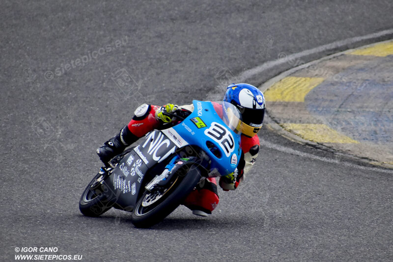 Piloto Marcos Cardenas UPM en la curva Le Mans. Circuito del Jarama Race. Madrid. 27 de marzo.