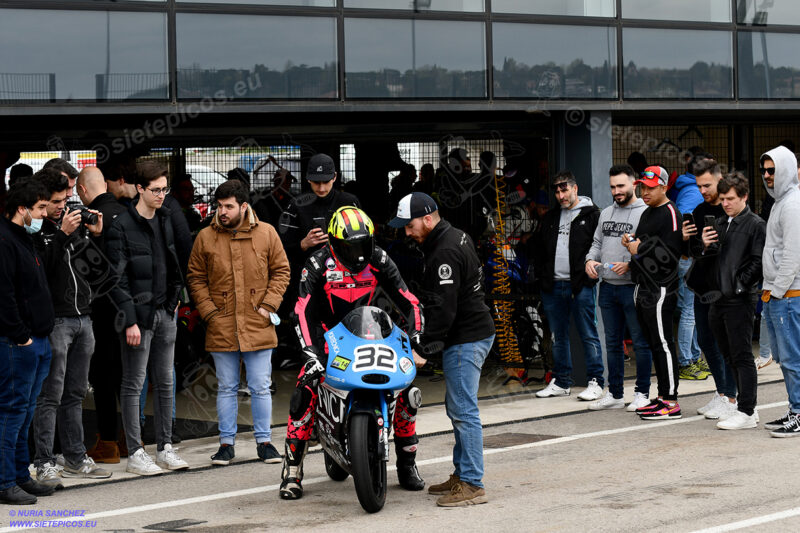 Piloto Aaron Escalera en pit lane comentando con tecnico de la UPM. Circuito del Jarama Race. Madrid. 27 de marzo.