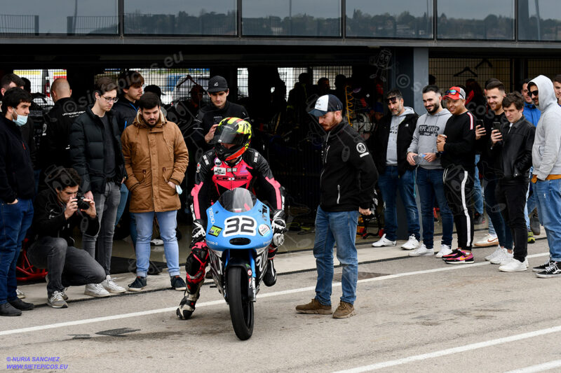 Piloto Aaron Escalera en pit lane junto a tecnico de la UPM. Circuito del Jarama Race. Madrid. 27 de marzo.