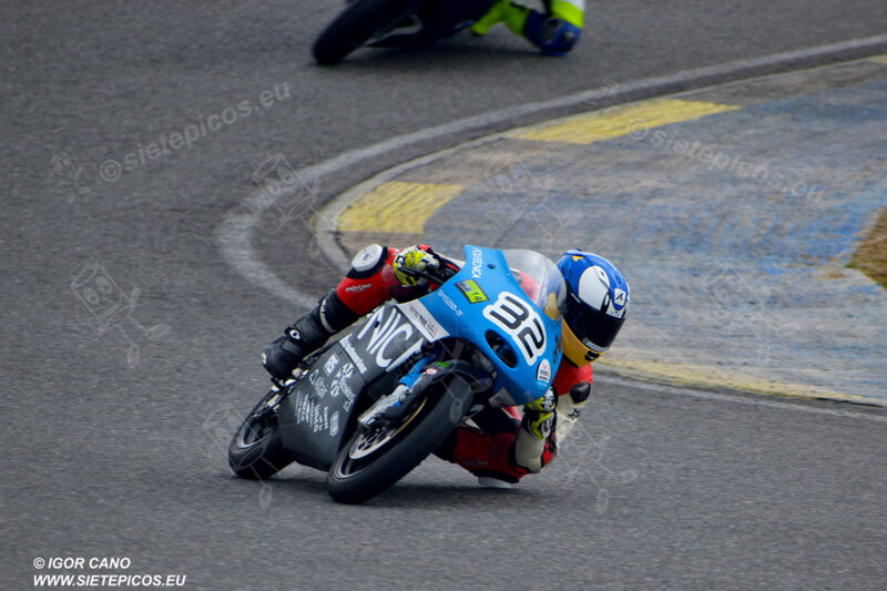 Piloto Marcos Cardenas UPM en la curva Le Mans. Circuito del Jarama Race. Madrid. 27 de marzo.
