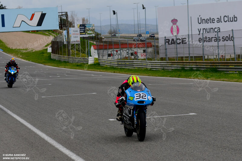 Piloto Aaron Escalera UPM en recta de meta seguido por un piloto. Circuito del Jarama Race. Madrid. 27 de marzo.