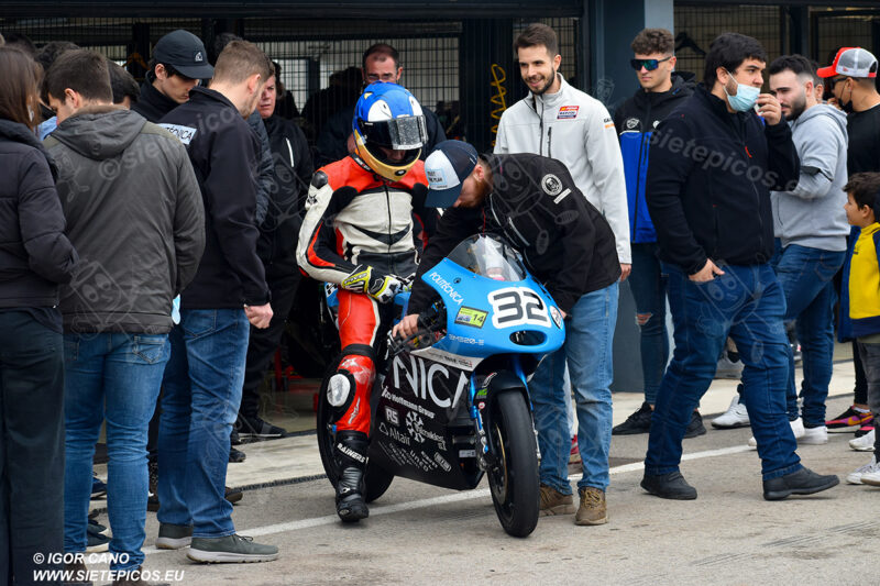 Piloto Marcos Cardenas en pit lane delante del box UPM. Circuito del Jarama Race. Madrid. 27 de marzo.