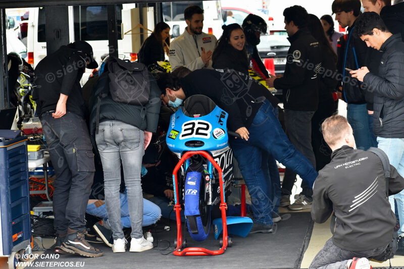 Ingenieros UPM en box. Circuito del Jarama Race. Madrid. 27 de marzo.