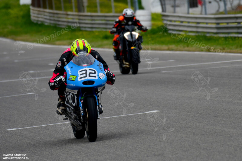Piloto Aaron Escalera UPM en recta de meta seguido por un piloto. Circuito del Jarama Race. Madrid. 27 de marzo.