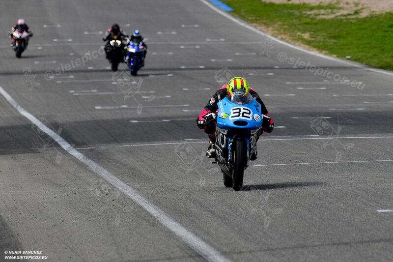 Piloto Aaron Escalera UPM en recta de meta seguido por tres pilotos. Circuito del Jarama Race. Madrid. 27 de marzo.