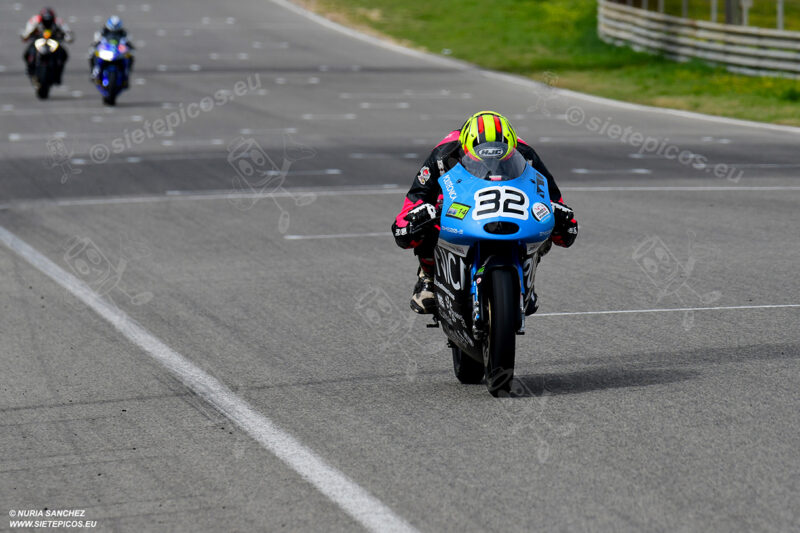 Piloto Aaron Escalera UPM en recta de meta seguido por dos pilotos. Circuito del Jarama Race. Madrid. 27 de marzo.