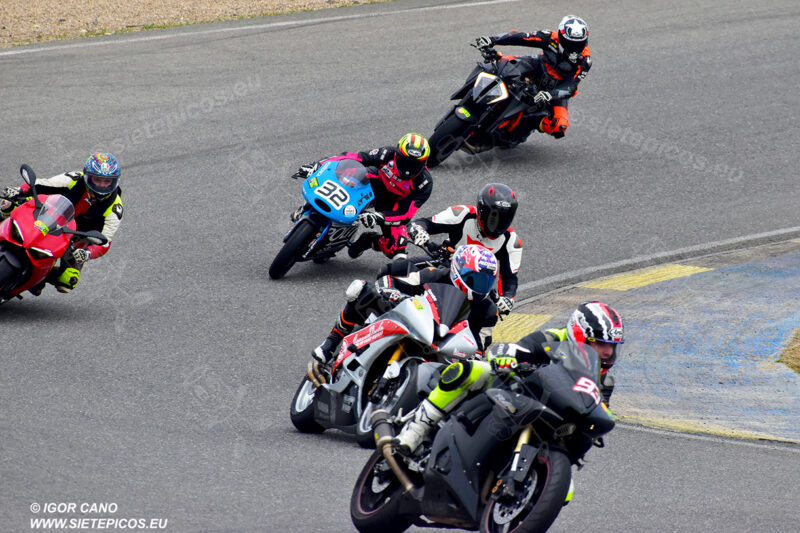Piloto Aaron Escalera UPM en la curva Le Mans. Circuito del Jarama Race. Madrid. 27 de marzo.