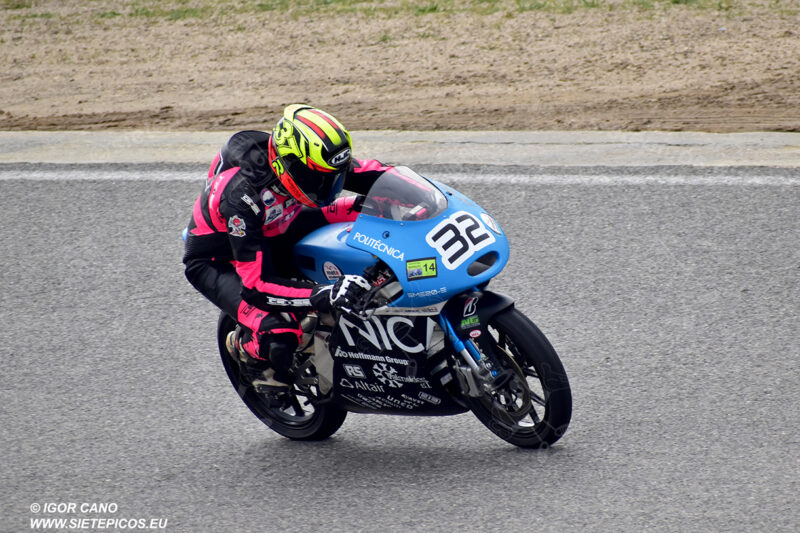 Piloto Aaron Escalera UPM despues de la curva Farina. Circuito del Jarama Race. Madrid. 27 de marzo.