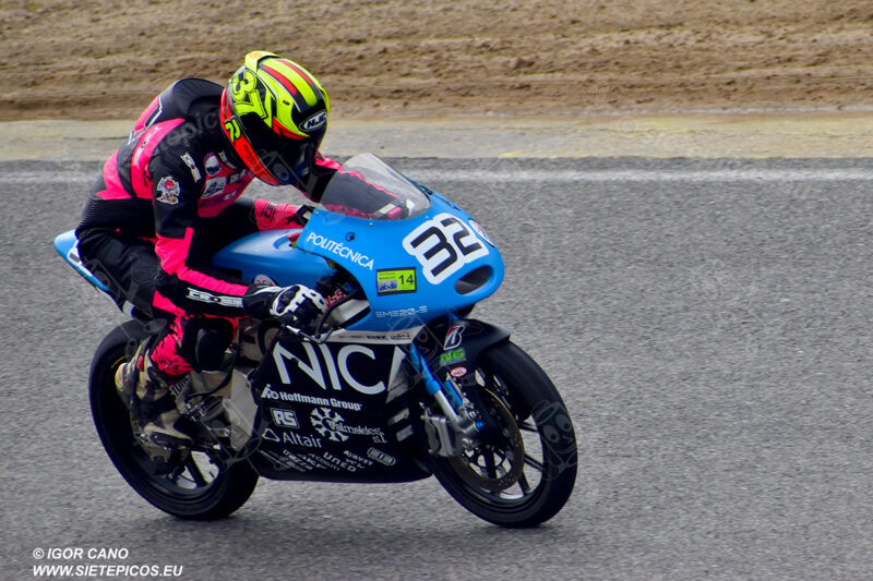 Piloto Aaron Escalera UPM despues de la curva Farina. Circuito del Jarama Race. Madrid. 27 de marzo.