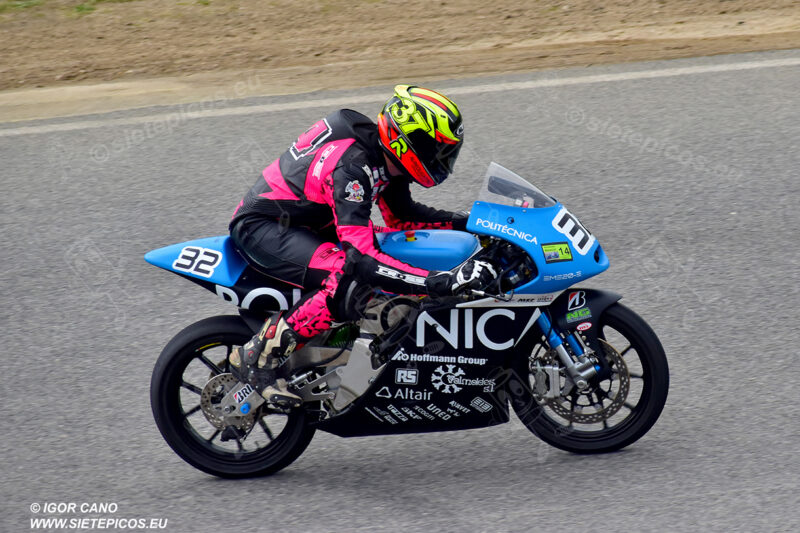 Piloto Aaron Escalera UPM despues de la curva Farina. Circuito del Jarama Race. Madrid. 27 de marzo.