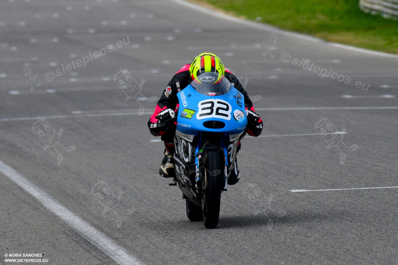 Piloto Aaron Escalera UPM en recta de meta. Circuito del Jarama Race. Madrid. 27 de marzo.