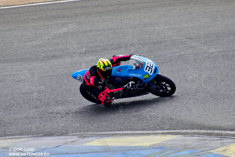 Piloto Aaron Escalera UPM en la curva Farina. Circuito del Jarama Race. Madrid. 27 de marzo.