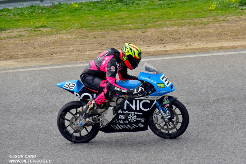 Piloto Aaron Escalera UPM despues de la curva Farina. Circuito del Jarama Race. Madrid. 27 de marzo.