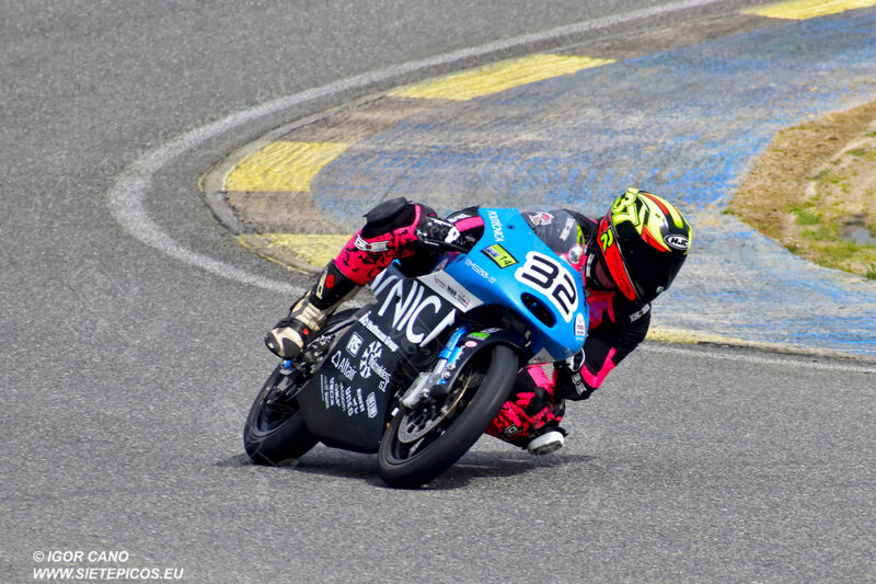 Piloto Aaron Escalera UPM en la curva Le Mans. Circuito del Jarama Race. Madrid. 27 de marzo.