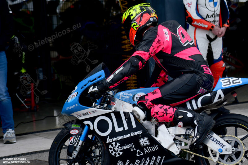 Piloto Aaron Escalera entrando en box UPM. Circuito del Jarama Race. Madrid. 27 de marzo.