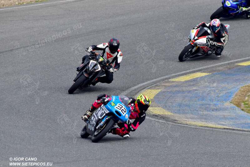Piloto Aaron Escalera UPM en la curva Le Mans seguido de tres pilotos. Circuito del Jarama Race. Madrid. 27 de marzo.