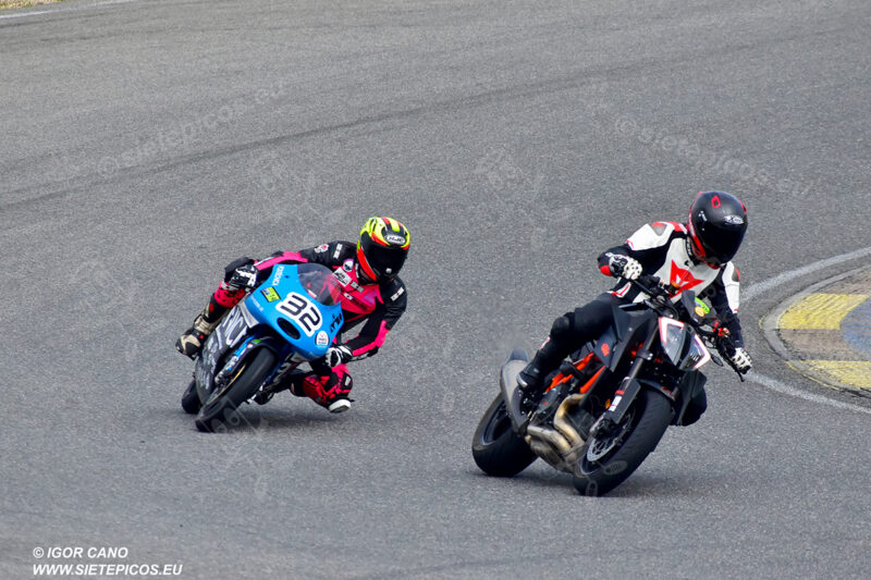 Piloto Aaron Escalera UPM en la curva Le Mans siguiendo a un piloto. Circuito del Jarama Race. Madrid. 27 de marzo.