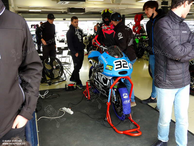 Tecnico de la UPM comentado aspectos con Aaron Escalera en el Box. Circuito del Jarama Race. Madrid. 27 de marzo