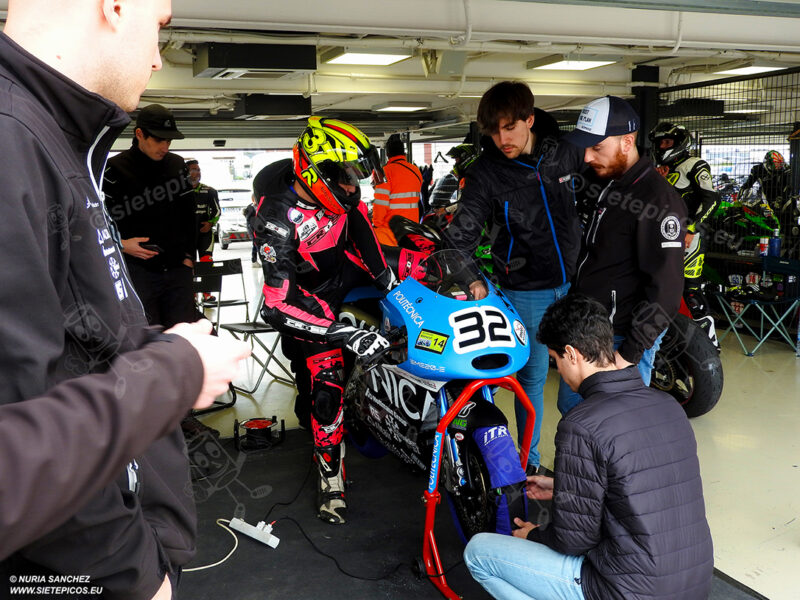 Piloto Aaron Escalera subiendo a la Moto Electrica de la UPM en el Box. Circuito del Jarama Race. Madrid. 27 de marzo