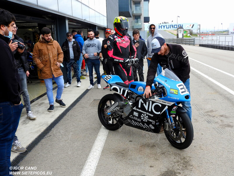 Piloto Aaron Escalera saliendo del box para probar la Moto Electrica de la UPM. Circuito del Jarama Race. Madrid. 27 de marzo