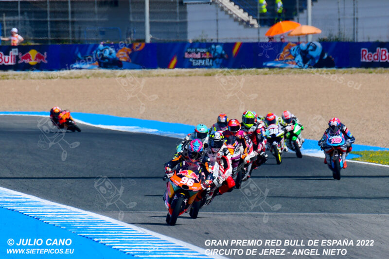 Primera vuelta de Moto 3 llegando a la curva Jorge Lorenzo (horquilla) encabezado por Piloto Daniel Holgado (96) (Red Bull KTM Ajo).Gran Premio Red Bull de España 2022 Circuito Jerez-Angel Nieto. Jerez de la Frontera. Jerez de la Frontera. Andalucia. España. Moto3TM