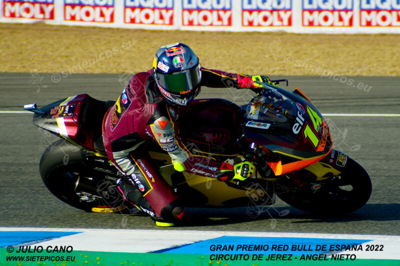 Piloto Tony Arbolino (14) (Elf Marc VDS Racing Team) en curva Dani Pedrosa. Gran Premio Red Bull de España 2022 Circuito Jerez-Angel Nieto. Jerez de la Frontera. Jerez de la Frontera. Andalucia. España. Moto2TM