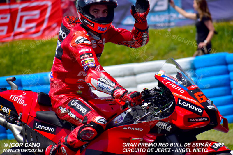 Piloto Francesco (Pecco) Bagnaia (63) (Ducati Lenovo Team) saludando tras ganar el GP de España. Gran Premio Red Bull de España 2022 Circuito Jerez-Angel Nieto. Jerez de la Frontera. Jerez de la Frontera. Andalucia. España. MotoGPTM