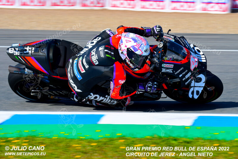 Piloto Aleix Espagaro (41) (Aprilia Racing) en curva Dani Pedrosa. Gran Premio Red Bull de España 2022 Circuito Jerez-Angel Nieto. Jerez de la Frontera. Jerez de la Frontera. Andalucia. España. MotoGPTM