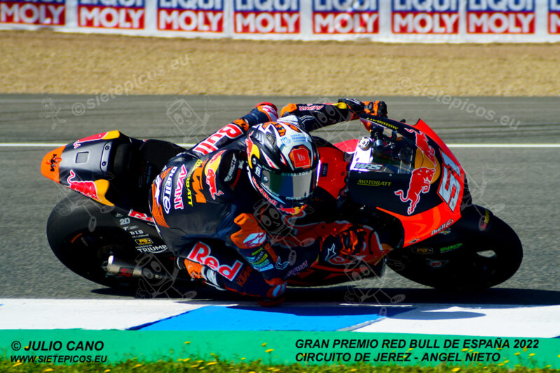 Piloto Pedro Acosta (51) (Red Bull KTM Ajo) en curva Dani Pedrosa. Gran Premio Red Bull de España 2022 Circuito Jerez-Angel Nieto. Jerez de la Frontera. Jerez de la Frontera. Andalucia. España. Moto2TM