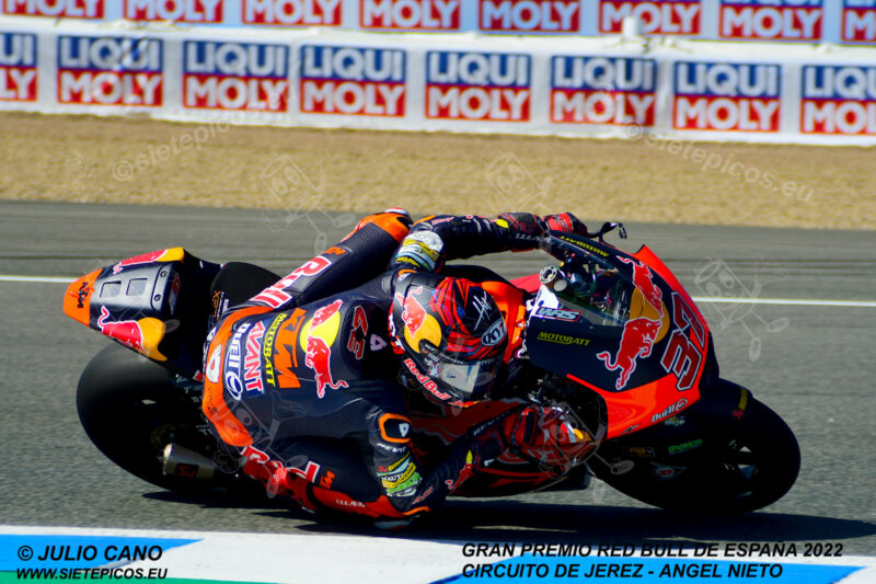 Piloto Augusto Fernandez (37) (Red Bull KTM Ajo) en curva Dani Pedrosa. Gran Premio Red Bull de España 2022 Circuito Jerez-Angel Nieto. Jerez de la Frontera. Jerez de la Frontera. Andalucia. España. Moto2TM