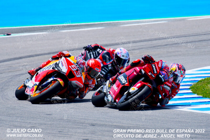 Piloto Jack Miller (43) (Ducati Lenovo Team) seguido de piloto Marc Marquez (93) (Repsol Honda Team) y piloto Aleix Espagaro (41) (Aprilia Racing) en curva Jorge Lorenzo. Gran Premio Red Bull de España 2022 Circuito Jerez-Angel Nieto. Jerez de la Frontera. Jerez de la Frontera. Andalucia. España. MotoGPTM