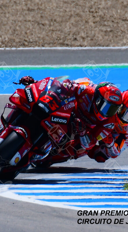 Piloto Francesco (Pecco) Bagnaia (63) (Ducati Lenovo Team) seguido de piloto Marc Marquez (93) (Repsol Honda Team) en curva Jorge Lorenzo. Gran Premio Red Bull de España 2022 Circuito Jerez-Angel Nieto. Jerez de la Frontera. Jerez de la Frontera. Andalucia. España. MotoGPTM