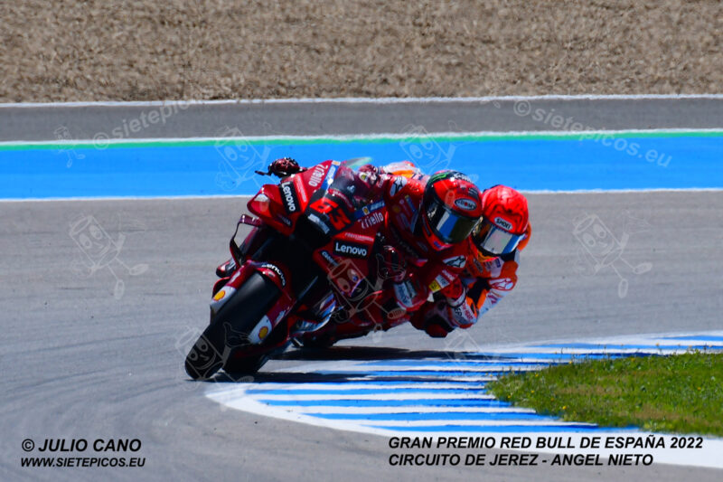Piloto Francesco (Pecco) Bagnaia (63) (Ducati Lenovo Team) seguido de piloto Marc Marquez (93) (Repsol Honda Team) en curva Jorge Lorenzo. Gran Premio Red Bull de España 2022 Circuito Jerez-Angel Nieto. Jerez de la Frontera. Jerez de la Frontera. Andalucia. España. MotoGPTM