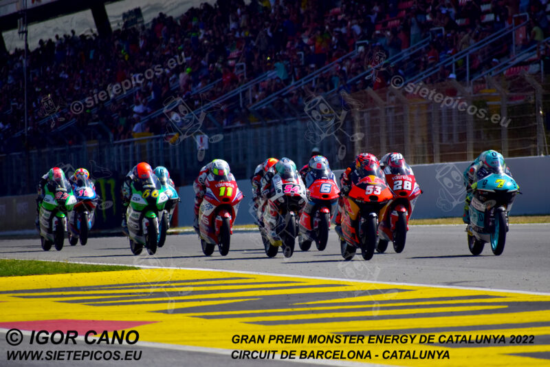 Salida de Moto3 con los pilotos Dennis Foggia (7) (Leopard Racing), Deniz Öncü (53) (Red Bull KTM Tech3) e Izan Guevara (28) (Valresa GASGAS Aspar Team) en las primeras posiciones. Gran Premi Monster Energy de Catalunya 2022, Circuit de Barcelona-Catalunya. Montmelo. España. Moto3TM. Montmeló-2022