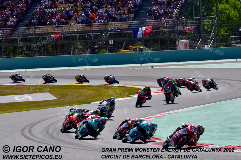 Salida de Moto3 con el piloto Izan Guevara (28) (Valresa GASGAS Aspar Team) liderando en curva renault, seguido de los pilotos Tatsuki Suzuki (24) (Leopard Racing), Sergio Garcia (11) (Valresa GASGAS Aspar Team) y Dennis Foggia (7) (Leopard Racing). Gran Premi Monster Energy de Catalunya 2022, Circuit de Barcelona-Catalunya. Montmelo. España. Moto3TM. Montmeló-2022