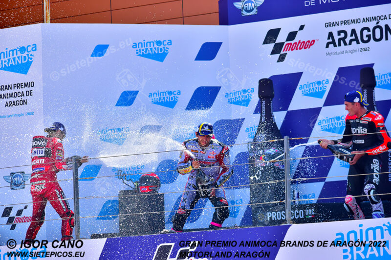 Los pilotos Enea Bastianini (23) (Gresini Racing MotoGP), Francesco (Pecco) Bagnaia (63) (Ducati Lenovo Team) y Aleix Espagaro (41) (Aprilia Racing) celebrando el podio. Gran Premio Animoca Brands de Aragón 2022, Motorland Aragón. Alcañiz. Teruel. España. MotoGPTM. Alcañiz 2022