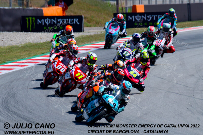 Piloto Tatsuki Suzuki (24) (Leopard Racing) entrando en curva Seat seguido de los pilotos Deniz Öncü (53) (Red Bull KTM Tech3), Sergio Garcia (11) (Valresa GASGAS Aspar Team), David Muñoz (44) (BOE SKX).Gran Premi Monster Energy de Catalunya 2022, Circuit de Barcelona-Catalunya. Montmelo. España. Moto3TM. Montmeló-2022
