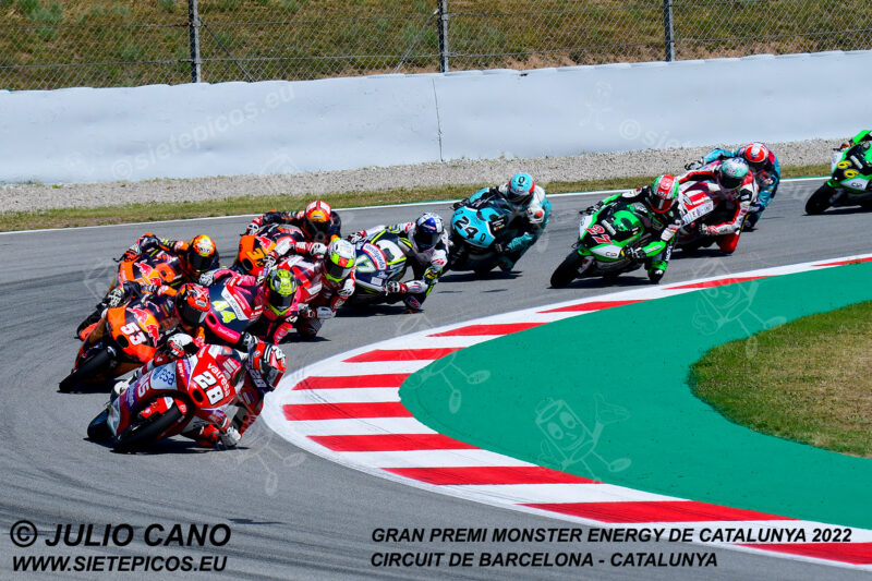 Piloto Izan Guevara (28) (Valresa GASGAS Aspar Team) en curva Seat seguido de los pilotos Deniz Öncü (53) (Red Bull KTM Tech3) y David Muñoz (44) (BOE SKX).Gran Premi Monster Energy de Catalunya 2022, Circuit de Barcelona-Catalunya. Montmelo. España. Moto3TM. Montmeló-2022