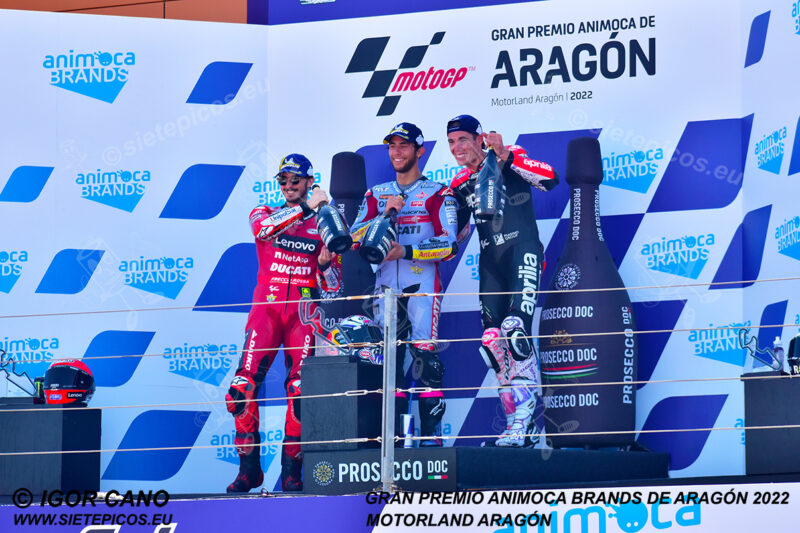 Podio MotoGP, el piloto ganador Enea Bastianini (23) (Gresini Racing MotoGP) flaqueado por los pilotos Francesco (Pecco) Bagnaia (63) (Ducati Lenovo Team) y Aleix Espagaro (41) (Aprilia Racing). Gran Premio Animoca Brands de Aragón 2022, Motorland Aragón. Alcañiz. Teruel. España. MotoGPTM. Alcañiz 2022