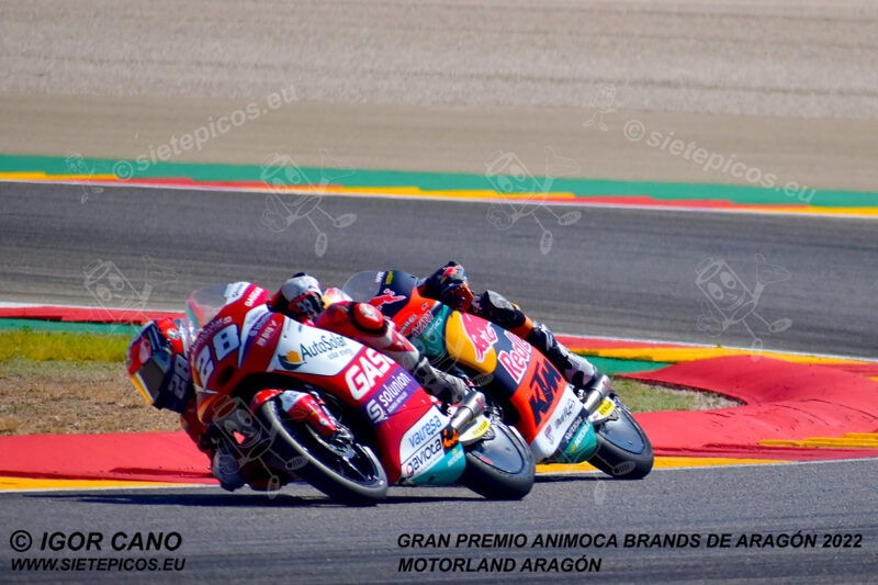 Piloto Izan Guevara (28) (Valresa GASGAS Aspar Team) saliendo de curva 7 seguido del piloto Daniel Holgado (96) (Red Bull KTM Ajo). Gran Premio Animoca Brands de Aragón 2022, Motorland Aragón, Alcañiz, Teruel, Moto3TM.Alcañiz 2022