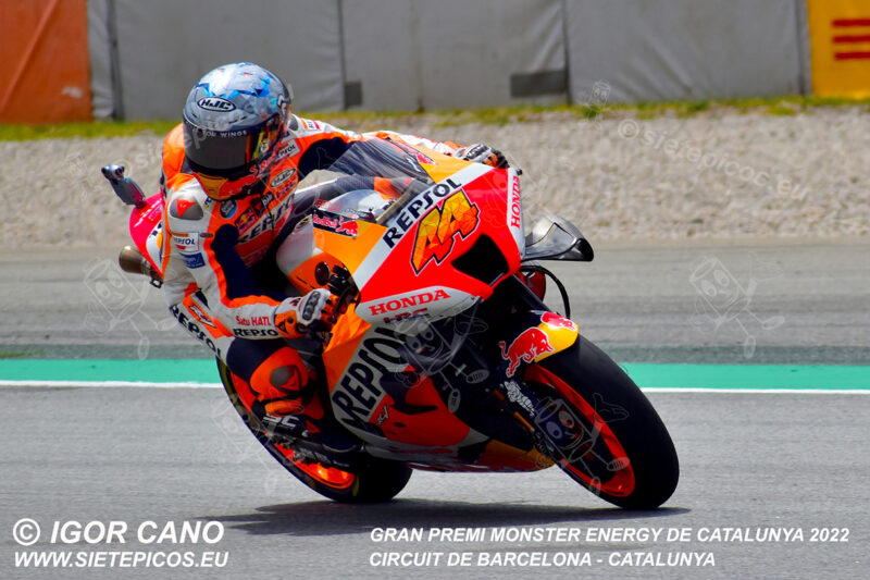 Piloto Pol Espargaro (44) (Repsol Honda Team) saliendo del Curvone Renault. Gran Premi Monster Energy de Catalunya 2022, Circuit de Barcelona-Catalunya. Montmelo. España. MotoGPTM. Montmeló-2022