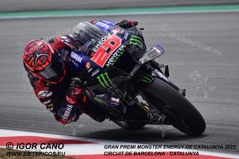 Piloto Fabio Quartararo (20) (Monster Energy Yamaha MotoGP) en el Curvone Renault. Gran Premi Monster Energy de Catalunya 2022, Circuit de Barcelona-Catalunya. Montmelo. España. MotoGPTM. Montmeló-2022